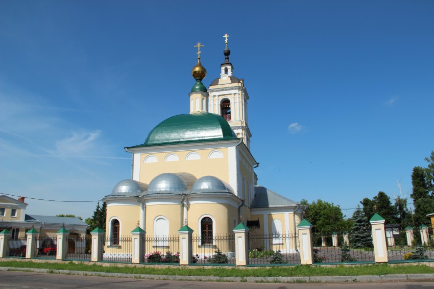 Коломна. Церковь Троицы Живоначальной на Репне. общий вид в ландшафте