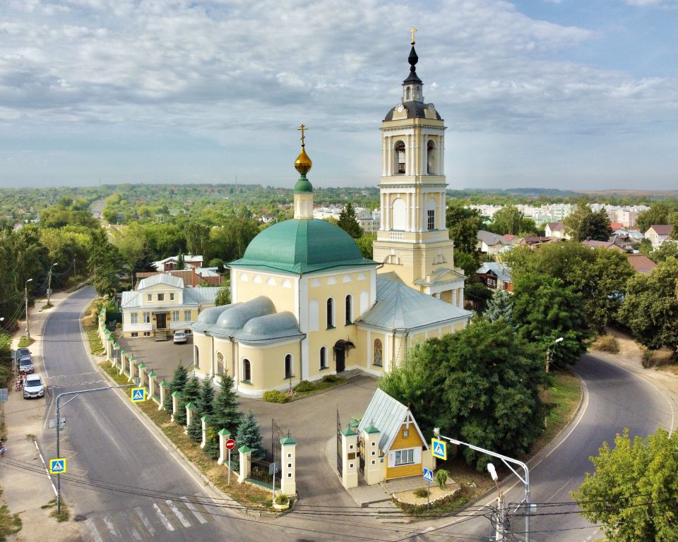 Коломна. Церковь Троицы Живоначальной на Репне. общий вид в ландшафте, Вид с СВ