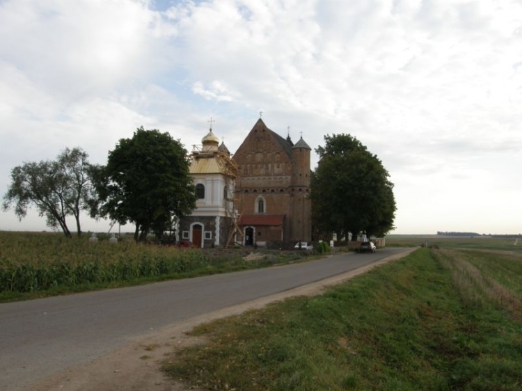 Сынковичи. Церковь Михаила Архангела. общий вид в ландшафте