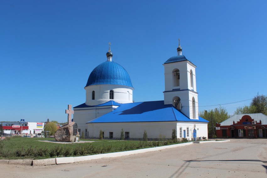 Церковь Спаса Нерукотворного Образа, Кондрово (Дзержинский район, Калужская область). общий вид в ландшафте, Вид с севера: слева - памятник Петру и Февронии Муромским, справа - Спасский храм.