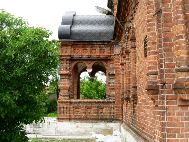 Старообрядческая моленная Покрова Пресвятой Богородицы в Заборье, Серпухов (Серпуховский городской округ и гг. Протвино, Пущино, Московская область). архитектурные детали, паперть, вид с юга