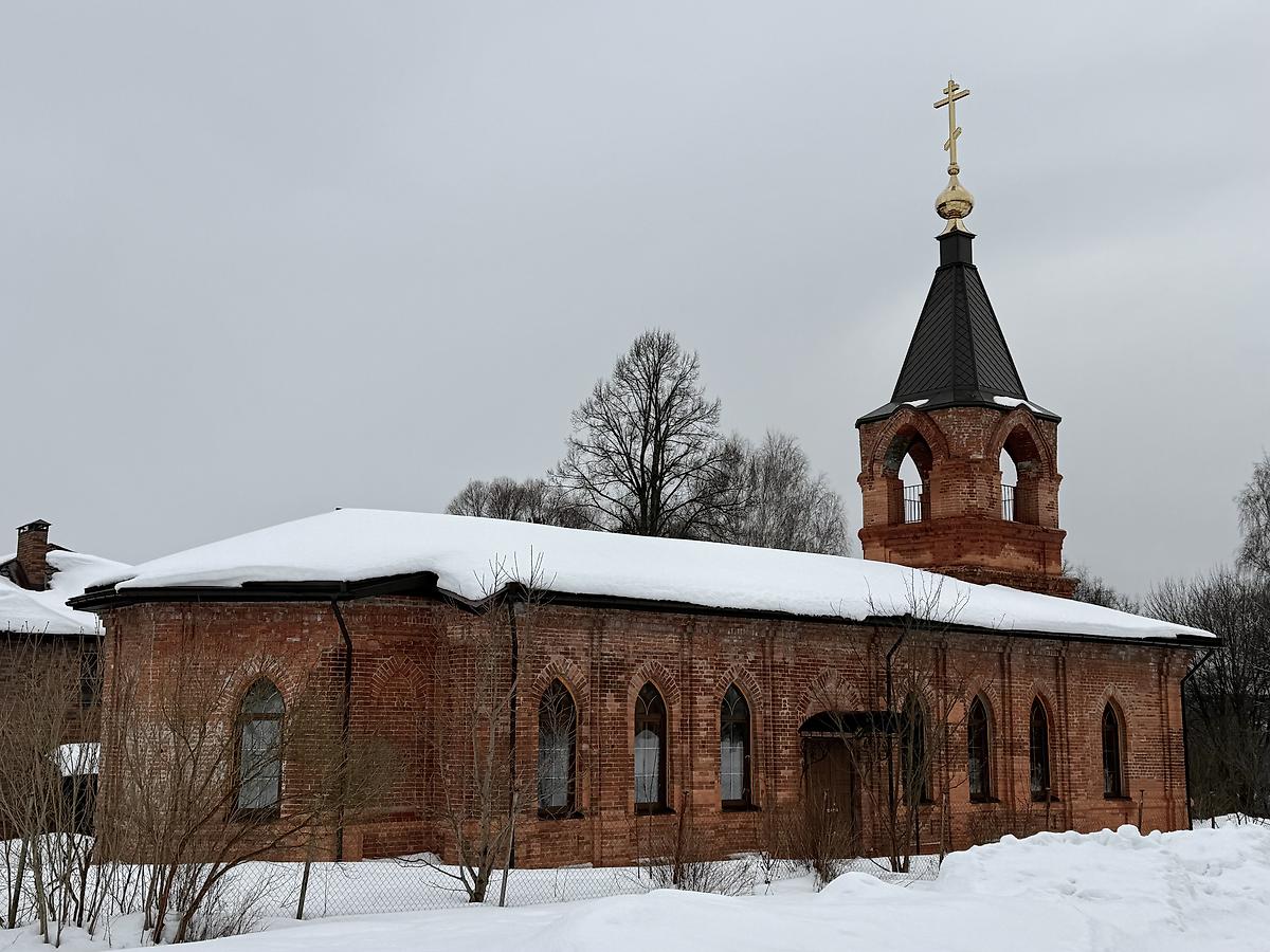 Вид северо-востока, фасады. Церковь Успения Пресвятой Богородицы (старообрядческая), Глазово (Серпуховский городской округ и гг. Протвино, Пущино, Московская область)