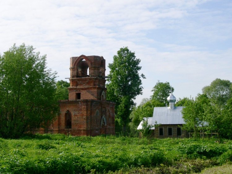 Церковь Успения Пресвятой Богородицы (новая), Глазово (Серпуховский городской округ и гг. Протвино, Пущино, Московская область). общий вид в ландшафте, Вид с севера. Слева - колокольня исторической Успенской церкви 