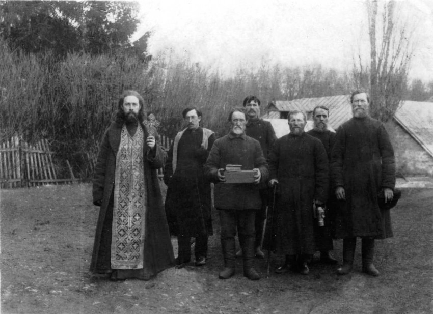 Церковь Богоявления Господня, Свишни (Долгоруковский район, Липецкая область). документальные фотографии, Первый слева человек-это Левин Петр Николаевич, протоиерей данной церкви