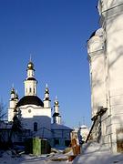 Богородице-Алексиевский монастырь, Основной объем и апсида Казанской церкви, вид с юга. Справа от нее - часовня св. Феодора Томского. На переднем плане справа - западная стена строящегося жилого корпуса<br>, Томск, Томск, город, Томская область