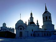 Богородице-Алексиевский монастырь, На переднем плане - часовня св. Феодора Томского. Слева на заднем плане - строящийся жилой корпус. Справа - Казанская церковь, северный фасад<br>, Томск, Томск, город, Томская область