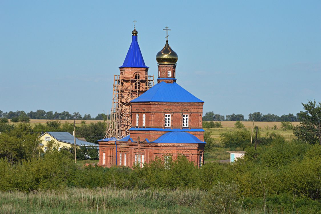 Бирюченское. Церковь Покрова Пресвятой Богородицы. фасады, Общий вид на ландшафте
