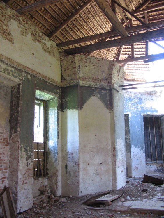 Церковь Михаила Архангела, Семёновское (Кашинский городской округ, Тверская область). интерьер и убранство, Интерьер основного объёма. Справа - алтарная апсида, слева - северная стена. Перекрытия деревянные.
