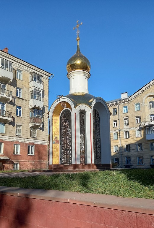 Новосибирск. Часовня Владимирской иконы Божией Матери. фасады, В арках часовни установлены декоративные чугунные решетки с ажурным, кружевным рисунком. Это художественная ручная ковка работы мастеров из г. Бийска, Алтайский край