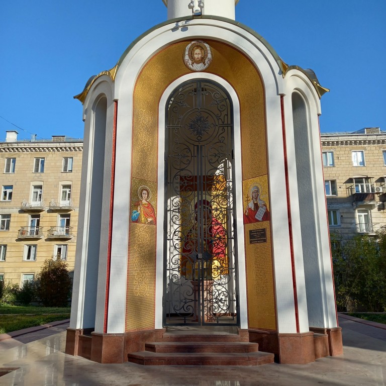 Часовня Владимирской иконы Божией Матери, Новосибирск (Новосибирск, город, Новосибирская область). фасады, «Золотая» арка, работа всемирно известной итальянской фабрики «Sicis», г. Равенна. Автор орнамента арки Шепелева Олеся. В арке установлены три мозаичные иконы: лик Спасителя, икона святого великомученика Дмитрия Солунского и икона святой мученицы Татианы 