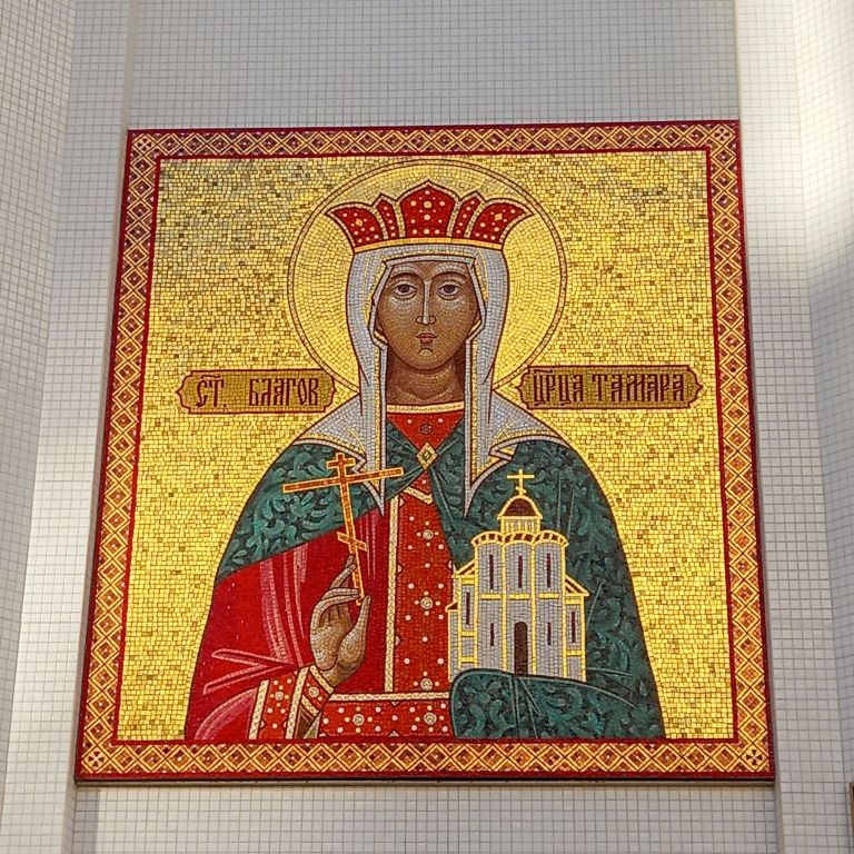 Часовня Владимирской иконы Божией Матери, Новосибирск (Новосибирск, город, Новосибирская область). дополнительная информация, Восточный фасад, икона с изображением святой благоверной царицы Тамары, работа итальянских мастеров студии художественной мозаики «Travisanutto Giovanni Srl Artistic Mosaics» г. Спилимберго, пров. Порденоне, Италия 