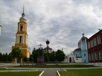 Церковь Троицы Живоначальной Ново-Голутвина монастыря, Троицкий храм посередине, справа Покровский храм, слева колокольня<br>, Коломна, Коломенский городской округ, Московская область
