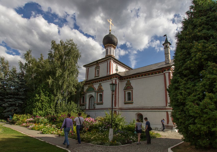 Коломна. Церковь Троицы Живоначальной Ново-Голутвина монастыря. общий вид в ландшафте