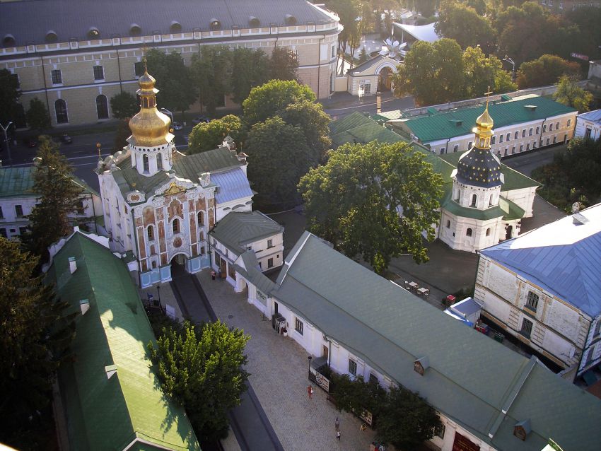 Киев. Успенская Киево-Печерская лавра. Церковь Николая Чудотворца. общий вид в ландшафте, Слева надвратная Троицкая церковь