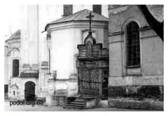 Церковь Николая Чудотворца (Николы Набережного), Подол (Подольский район, Украина, г. Киев). архивная фотография, Вход между колокольней и храмом. Фото начала ХХ в.