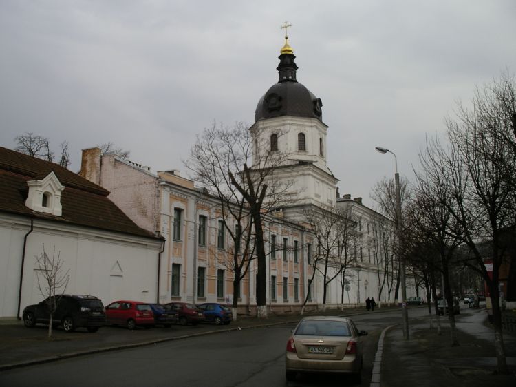 Киев. Церковь Благовещения Пресвятой Богородицы при Киево-Могилянской академии. общий вид в ландшафте