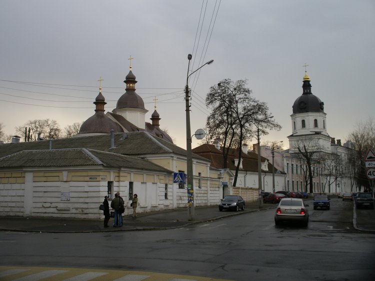 Церковь Благовещения Пресвятой Богородицы при Киево-Могилянской академии, Подол (Подольский район, Украина, г. Киев). общий вид в ландшафте, По соседству с католическим храмом