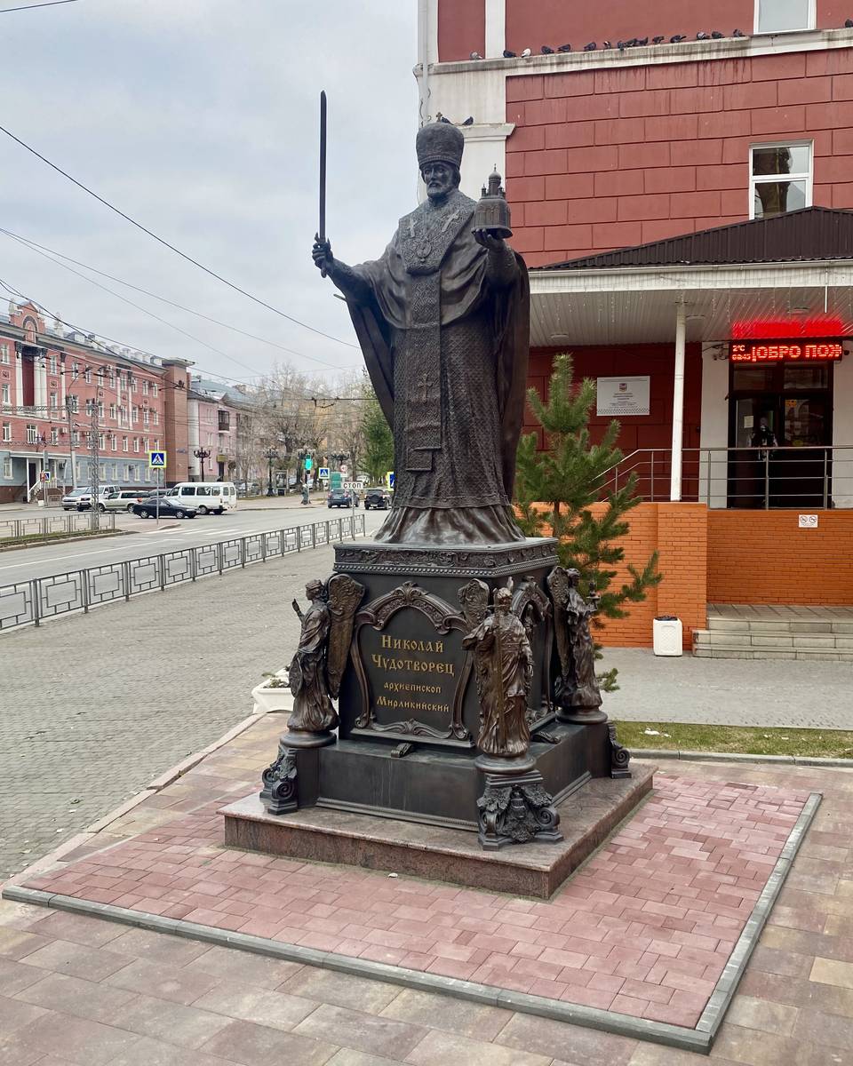 Церковь Николая Чудотворца, Барнаул (Барнаул, город, Алтайский край). дополнительная информация, Памятник Николаю Чудотворцу у входа в храм установлен в 2023 г