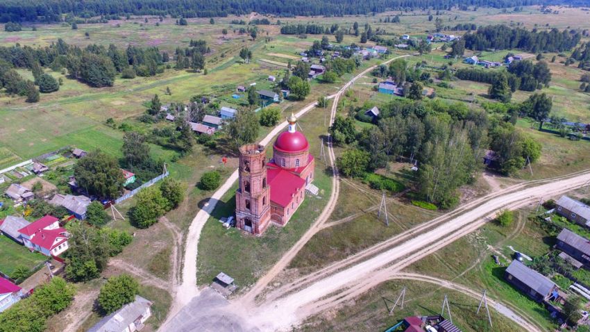 Куплиям. Церковь Воскресения Словущего. общий вид в ландшафте