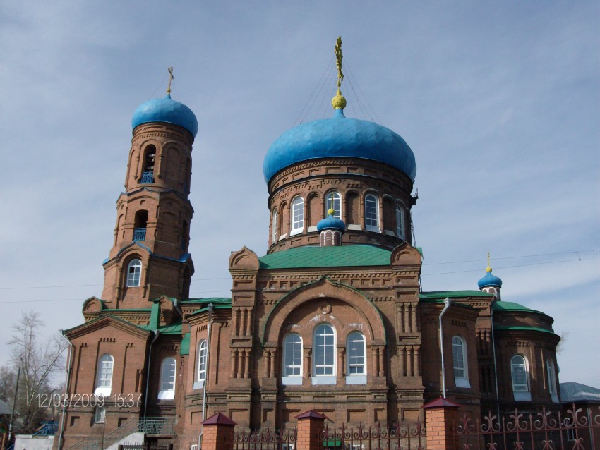 Барнаул. Кафедральный собор Покрова Пресвятой Богородицы. общий вид в ландшафте