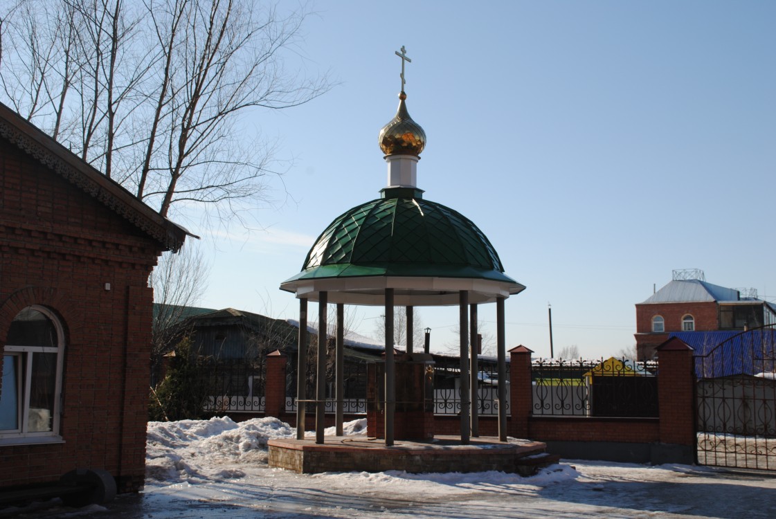 Кафедральный собор Покрова Пресвятой Богородицы, Барнаул (Барнаул, город, Алтайский край). дополнительная информация, Во дворе храма. (Из баков раздавили освященную воду)