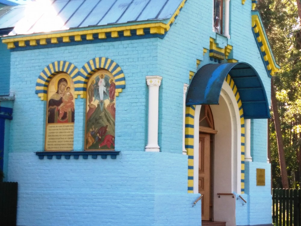 Церковь Владимира равноапостольного, Юрмала (Юрмала, город, Латвия). фасады, Роспись икон на левой стене от входа в церковь