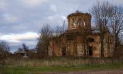 Церковь Успения Пресвятой Богородицы, Вид с запада. Слева видна главка часовни Параскевы Пятницы и руина деревянной Казанской церкви<br>, Илемно, Солецкий район, Новгородская область