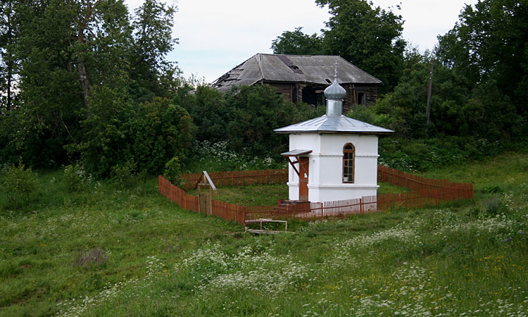 Часовня Параскевы Пятницы, Илемно (Солецкий район, Новгородская область). общий вид в ландшафте, Вид с юга. На заднем плане Казанская церковь.
