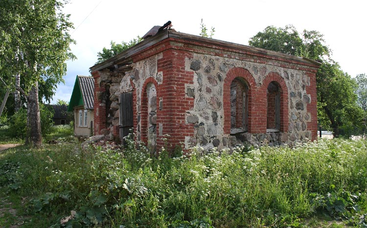 Часовня Троицы Живоначальной, Клин (Солецкий район, Новгородская область). общий вид в ландшафте, Вид с деревенской улицы