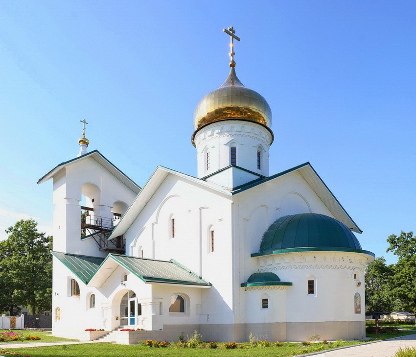 Церковь Александра Невского при Софринской бригаде Национальной гвардии, Ашукино (Пушкинский район и гг. Ивантеевка, Королёв, Московская область). фасады, Вид с юго-востока. Двухрядная панорама.