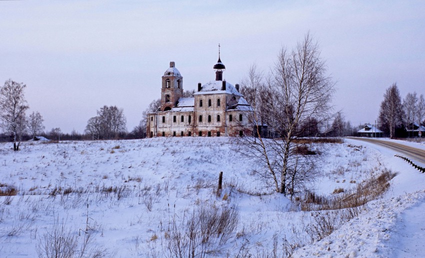 Церковь Троицы Живоначальной, Архангельское (Мышкинский район, Ярославская область). общий вид в ландшафте