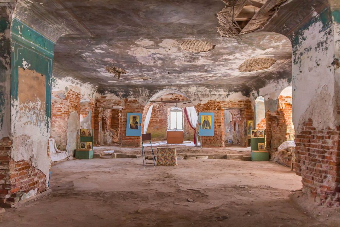 Церковь Троицы Живоначальной, Архангельское (Мышкинский район, Ярославская область). интерьер и убранство, Интерьер, вид в сторону алтаря