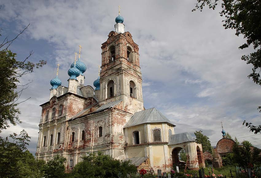 Церковь Покрова Пресвятой Богородицы, Покровское (Угличский район, Ярославская область). общий вид в ландшафте