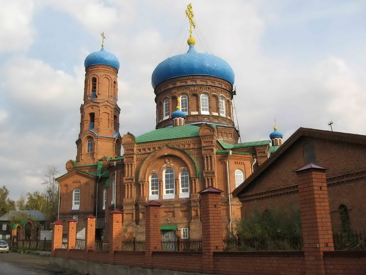 Барнаул. Кафедральный собор Покрова Пресвятой Богородицы. общий вид в ландшафте