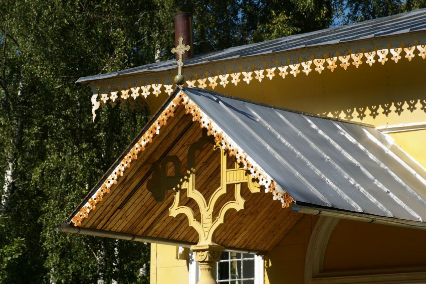 Церковь Преображения Господня, Ерсика (Ливанский край, Латвия). архитектурные детали, Резное крыльцо.