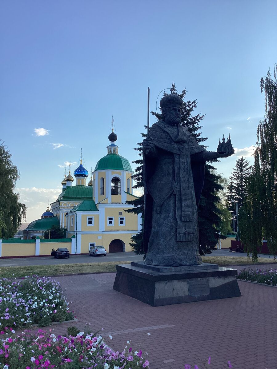 Церковь Тихвинской иконы Божией Матери, Ливны (Ливенский район и г. Ливны, Орловская область). дополнительная информация, Памятник Николаю Чудотворцу перед Тихвинской церковью