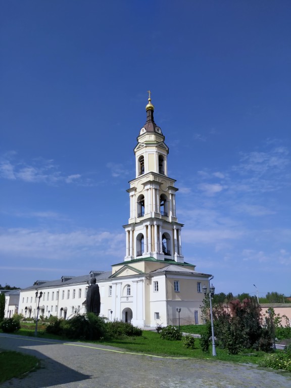 Богоявленский Старо-Голутвин монастырь. Церковь Введения во храм Пресвятой Богородицы в колокольне, Коломна (Коломенский городской округ, Московская область). фасады