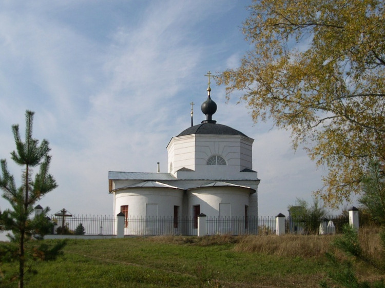 Церковь Покрова Пресвятой Богородицы, Огниково (Истринский городской округ и ЗАТО Восход, Московская область). общий вид в ландшафте, в 2005г храм перекрасили в белый цвет