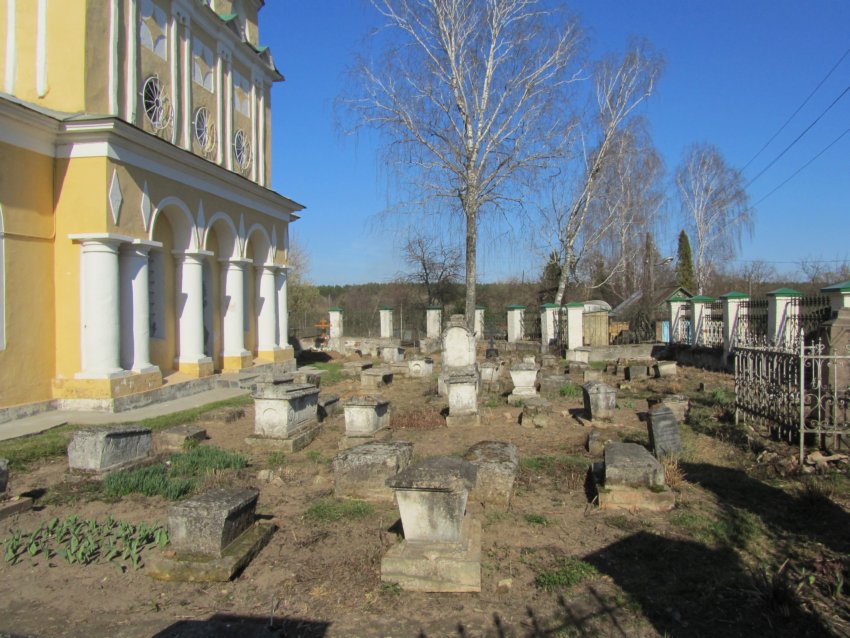 Церковь Николая Чудотворца, Черкизово (Коломенский городской округ, Московская область). дополнительная информация, захоронения внутри церковной ограды к югу от храма