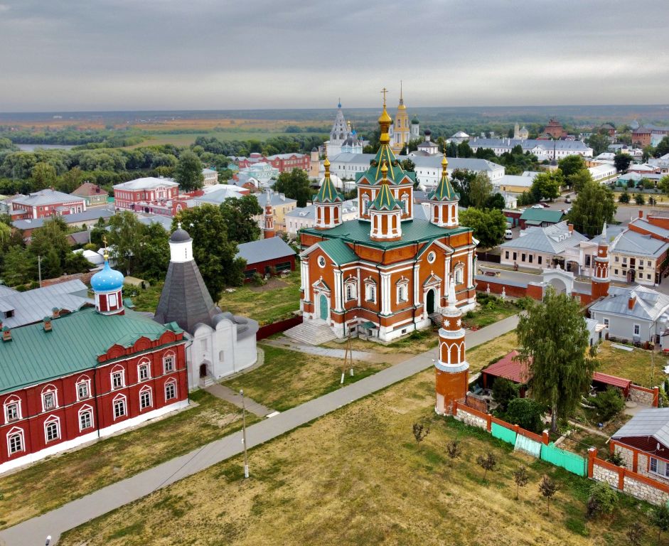 Коломна. Брусенский Успенский монастырь. Собор Воздвижения Креста Господня. общий вид в ландшафте, Вид с ЮЗ