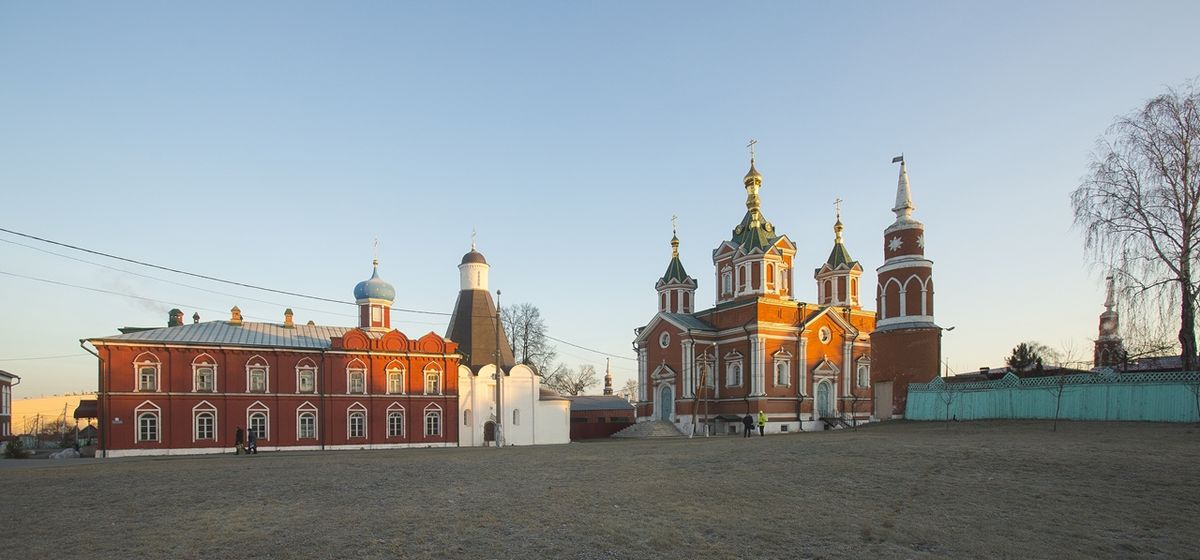 общий вид в ландшафте. Брусенский Успенский монастырь. Собор Воздвижения Креста Господня, Коломна (Коломенский городской округ, Московская область)