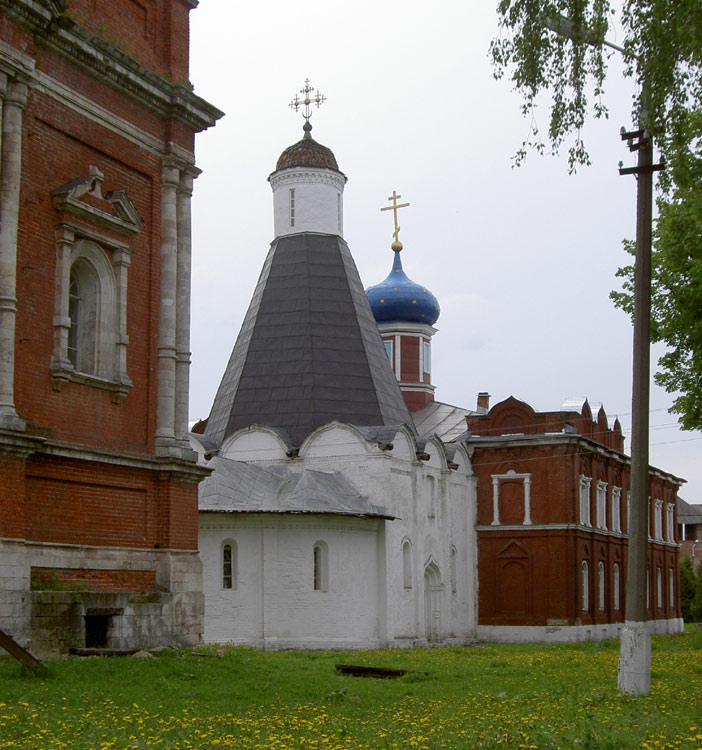 Брусенский Успенский монастырь. Церковь Успения Пресвятой Богородицы, Коломна (Коломенский городской округ, Московская область). архитектурные детали, Успенская церковь. Вид с С-В.