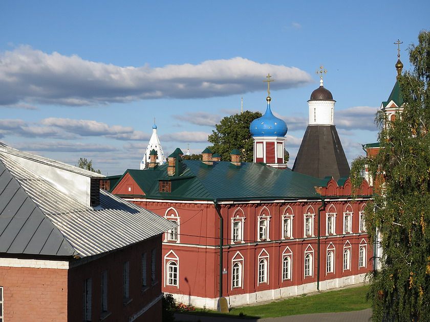 Коломна. Брусенский Успенский монастырь. Церковь Успения Пресвятой Богородицы. фасады, Церковь Успения Пресвятой Богородицы. Вид со стены Коломенского кремля.