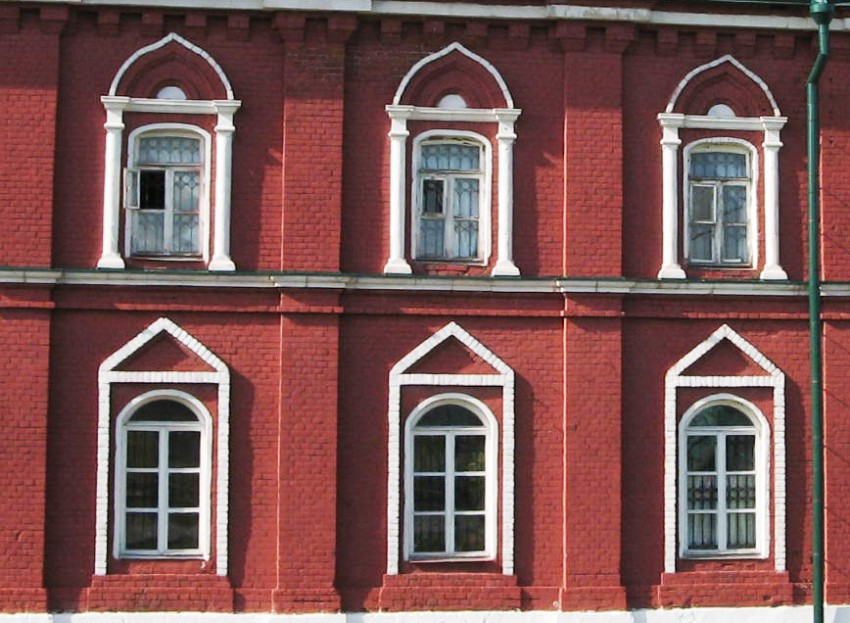 Брусенский Успенский монастырь. Церковь Успения Пресвятой Богородицы, Коломна (Коломенский городской округ, Московская область). архитектурные детали, Архитектурное оформление окон: 1этаж-трапезная храма, 2-ой этаж-кельи монашек