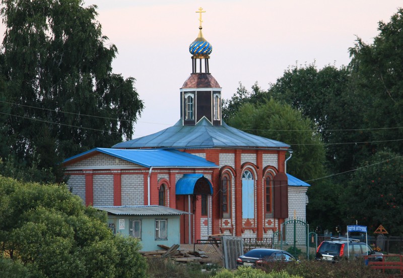 Церковь Рождества Пресвятой Богородицы, Абрамово (Кимрский район и г. Кимры, Тверская область). фасады, Вид с юго-запада, с реки Волги. Видна лестница, ведущая от воды к Абрамовскому святому источнику, расположенному у церкви