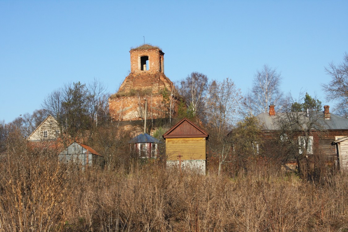 Вепри (Вепрея). Церковь Успения Пресвятой Богородицы. общий вид в ландшафте