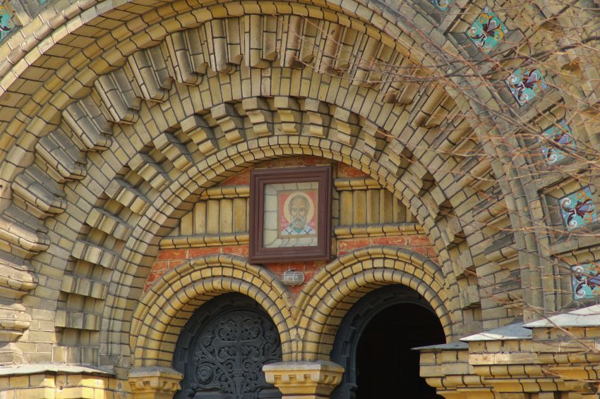 Лиепая. Собор Николая Чудотворца. архитектурные детали, Икона над входом.