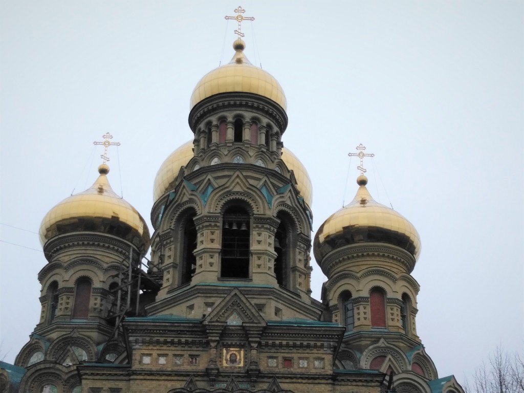 Собор Николая Чудотворца, Лиепая (Лиепая, город, Латвия). архитектурные детали, Верхняя часть фронтона над входом с колокольней и крестами на главах