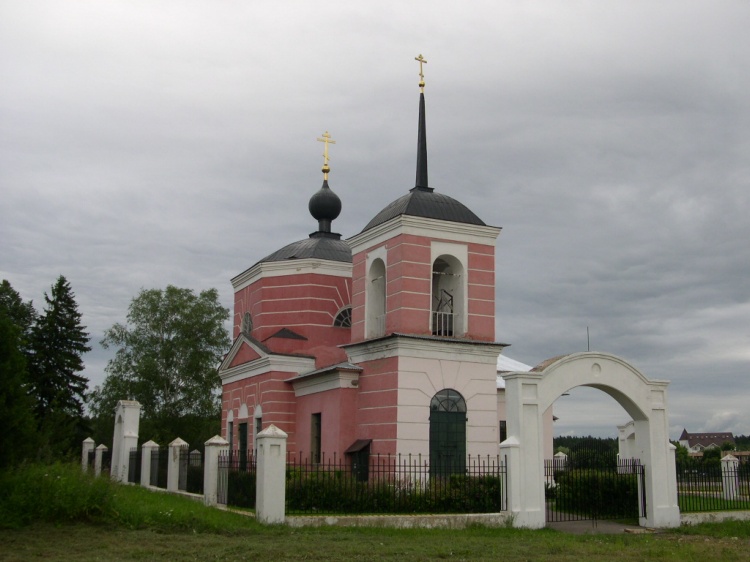 Огниково. Церковь Покрова Пресвятой Богородицы. общий вид в ландшафте, в 2004г церковь была выкрашена в розовый цвет.