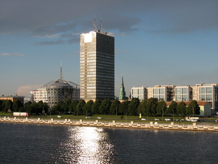 Собор Петра и Павла, Рига (Рига, город, Латвия). общий вид в ландшафте, Общий вид в контексте современной застройки. Справа, на переднем плане, за деревьями один из сохранившихся старых пакгаузов цитадели, дающий представление о изначальном масштабе застройки.